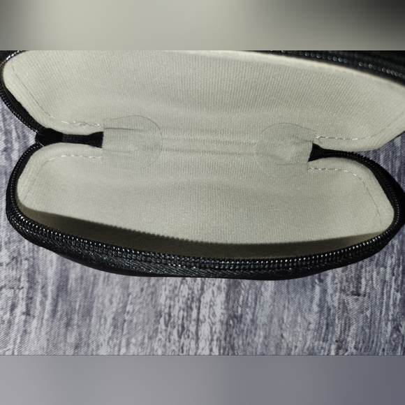 Vogue Clamshell Black Glasses‎ Case - Picture 5 of 9
